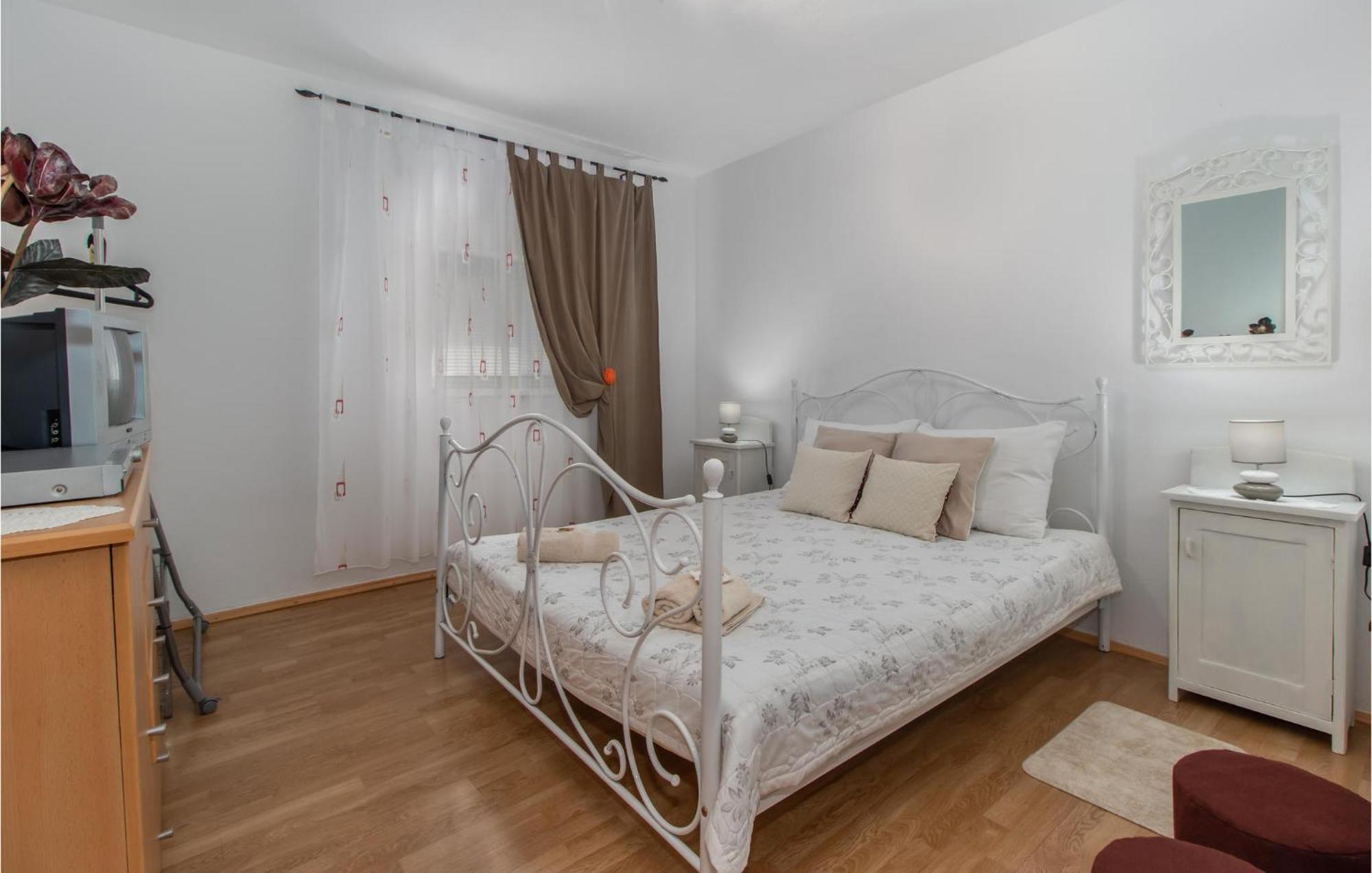 Nice Apartment In Smrika With Kitchen エクステリア 写真
